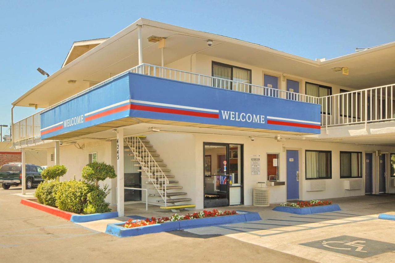 Motel 6-Fresno, Ca - Blackstone North Buitenkant foto