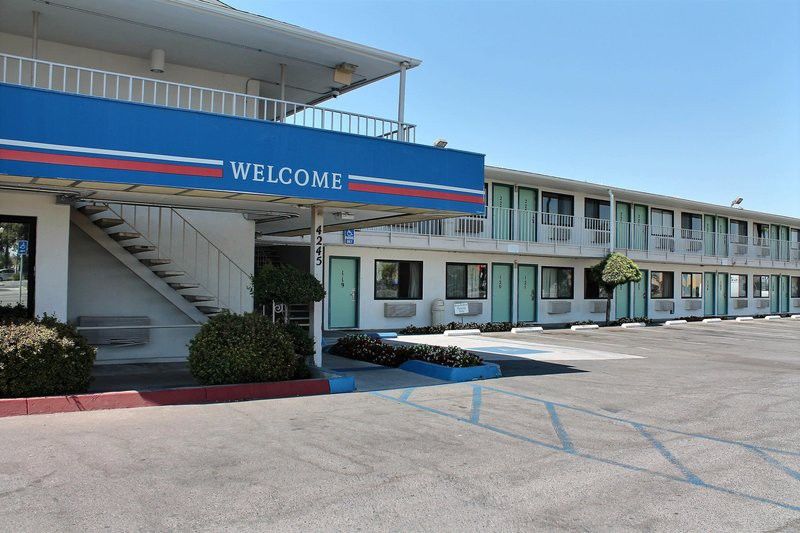 Motel 6-Fresno, Ca - Blackstone North Buitenkant foto