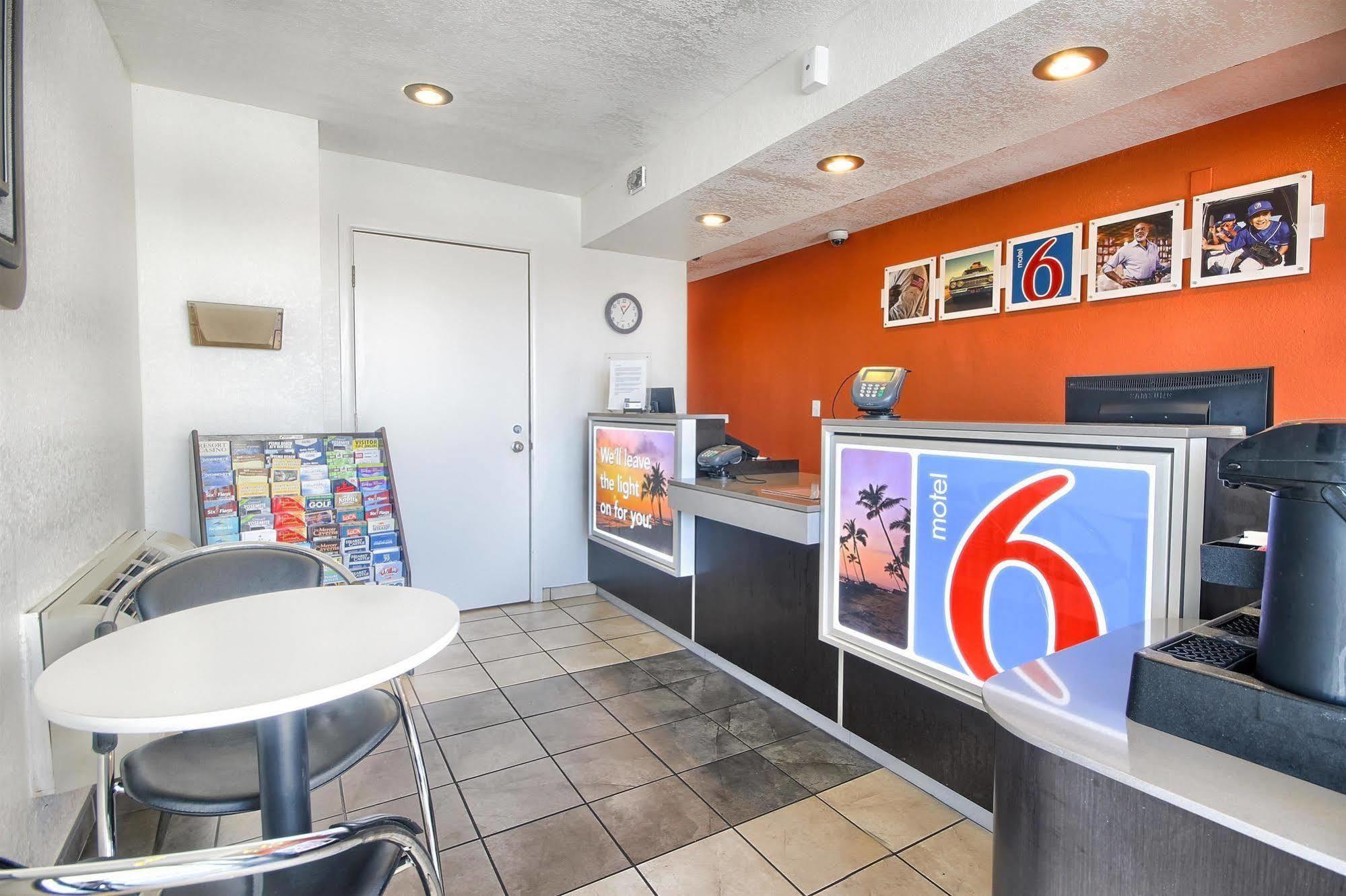 Motel 6-Fresno, Ca - Blackstone North Buitenkant foto